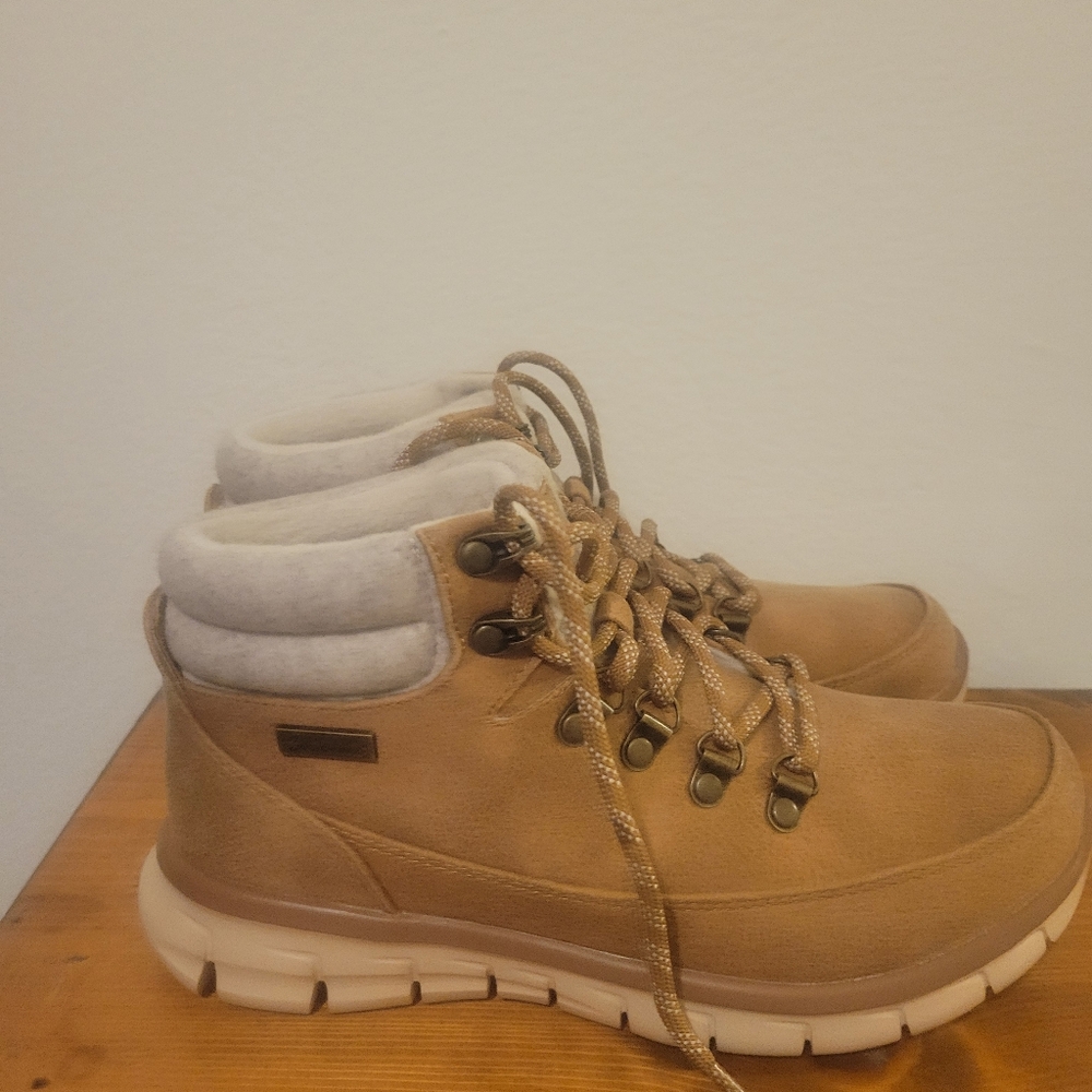 Womens  Tan Hiking Boots
